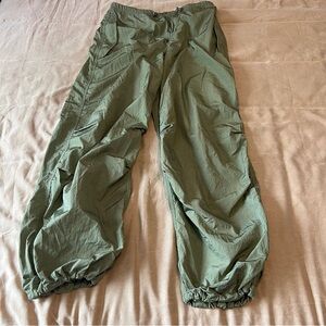 Aritzia TNA green parachute pants size small